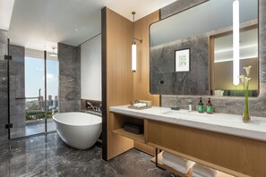 Premium Room, 1 King Bed, Club Lounge Access | Bathroom | Hair dryer (on request) - Crowne Plaza Dalian Kerren by IHG (Dalian)