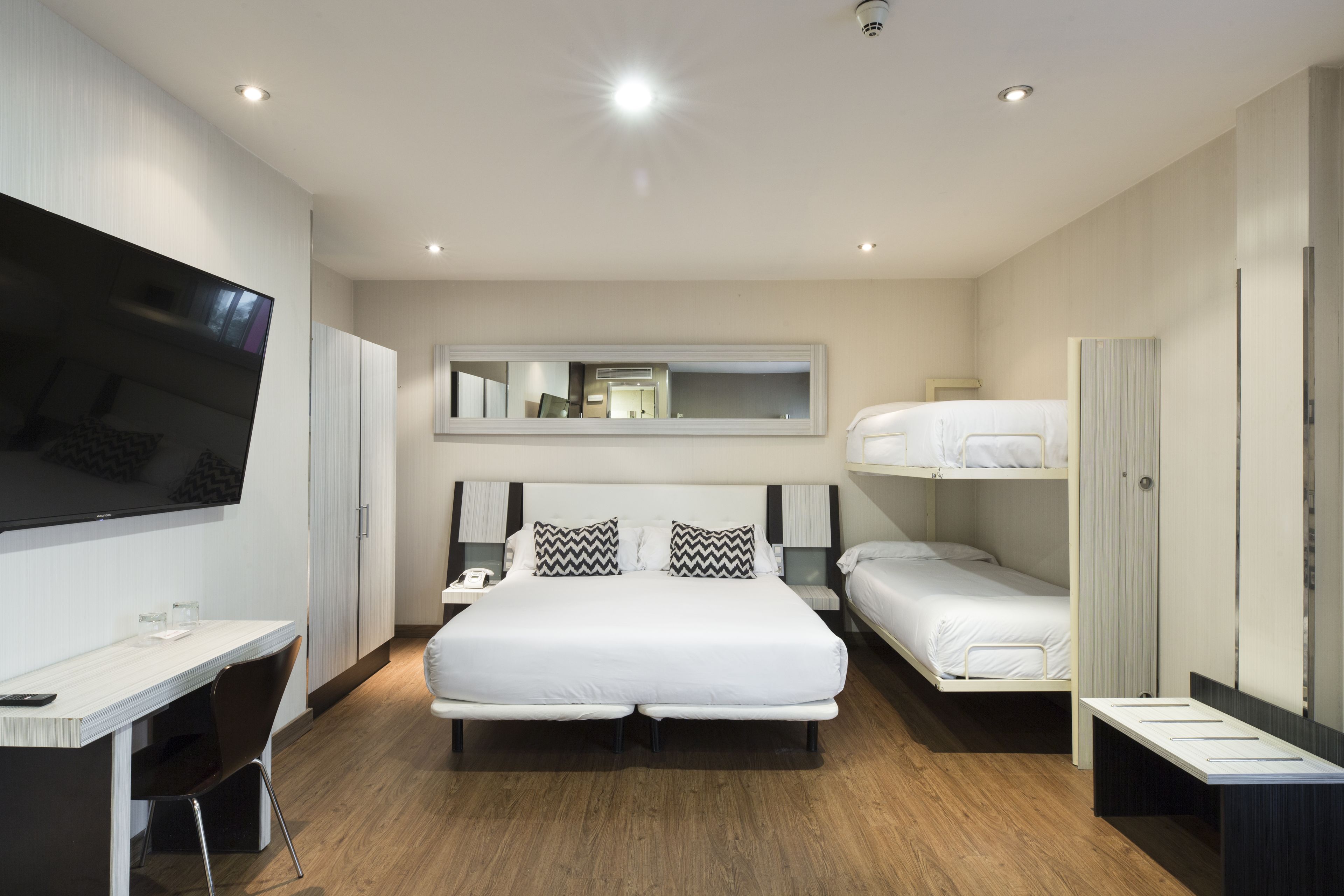 room for 6 people | 1 bedroom, in-room safe, desk, blackout curtains