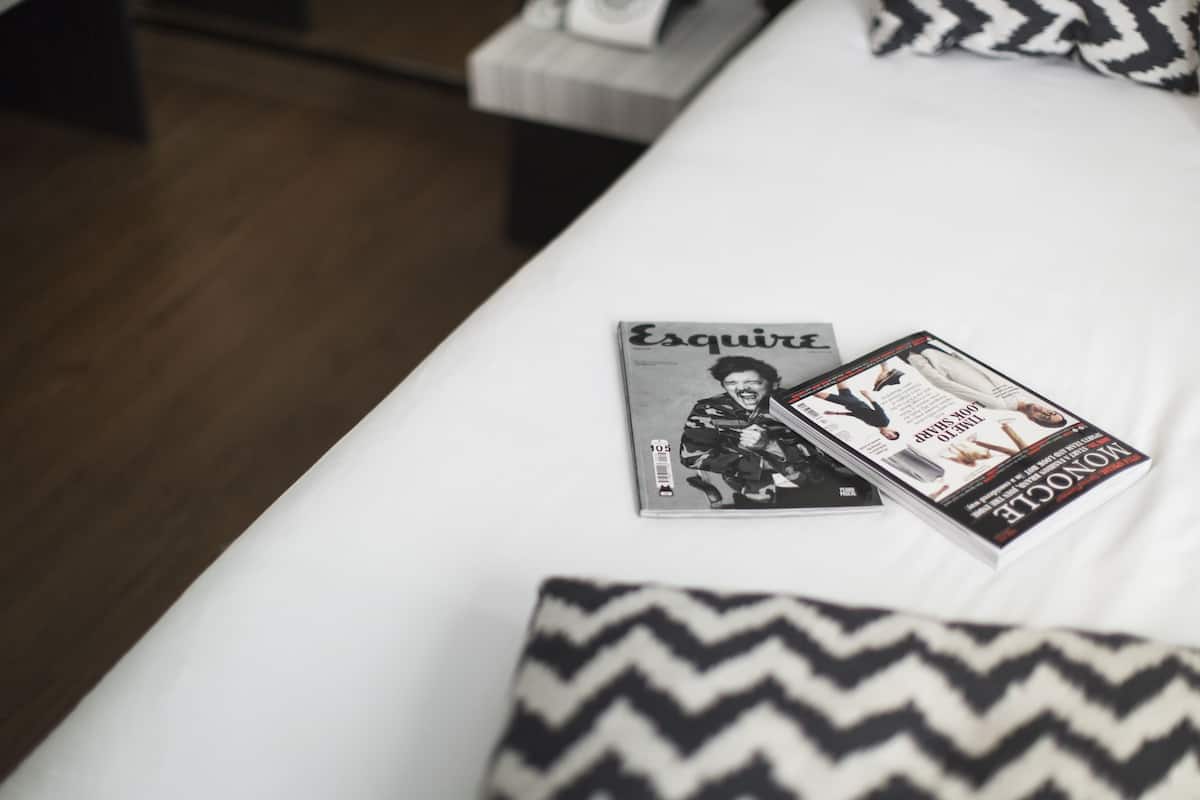 Habitación doble estándar | Caja de seguridad en la habitación, escritorio y cortinas blackout
