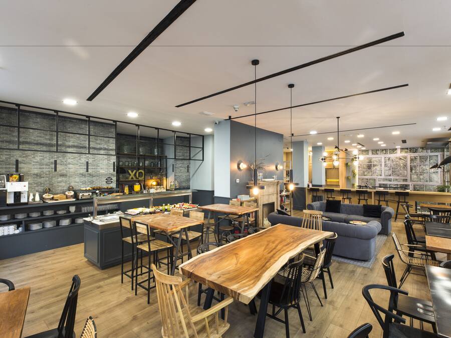 Desayuno buffet diario (EUR 18 por persona)