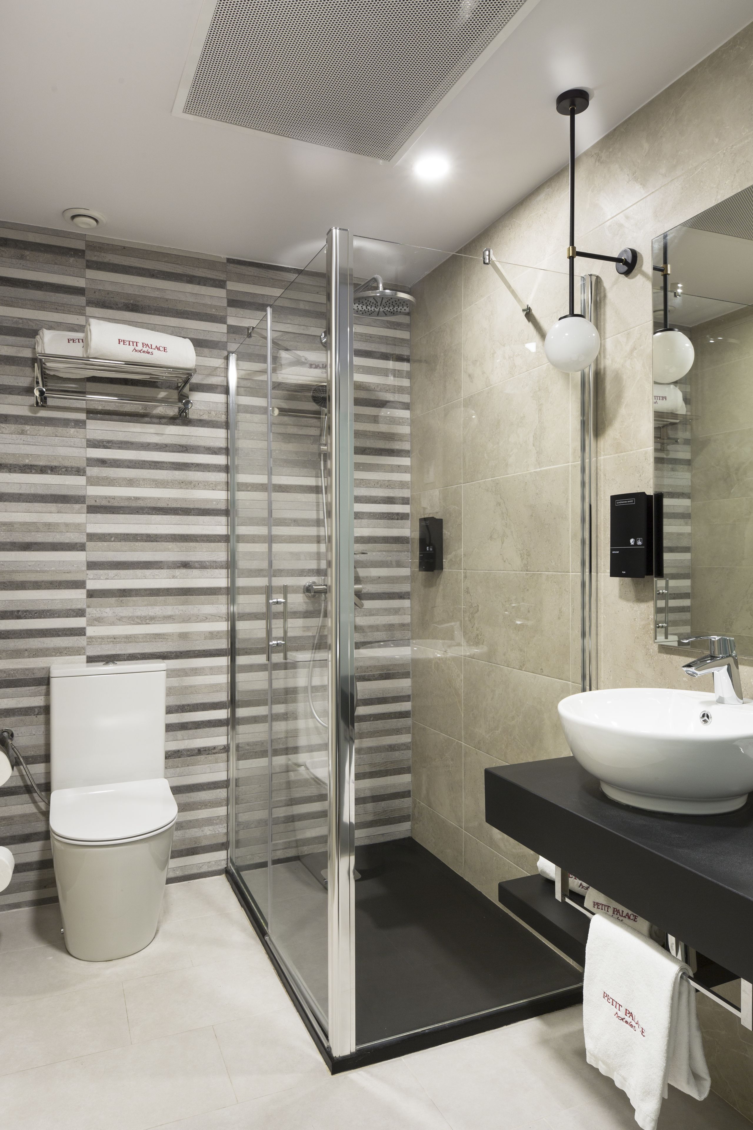 standard double room | bathroom | shower, hydromassage showerhead, free toiletries, hair dryer