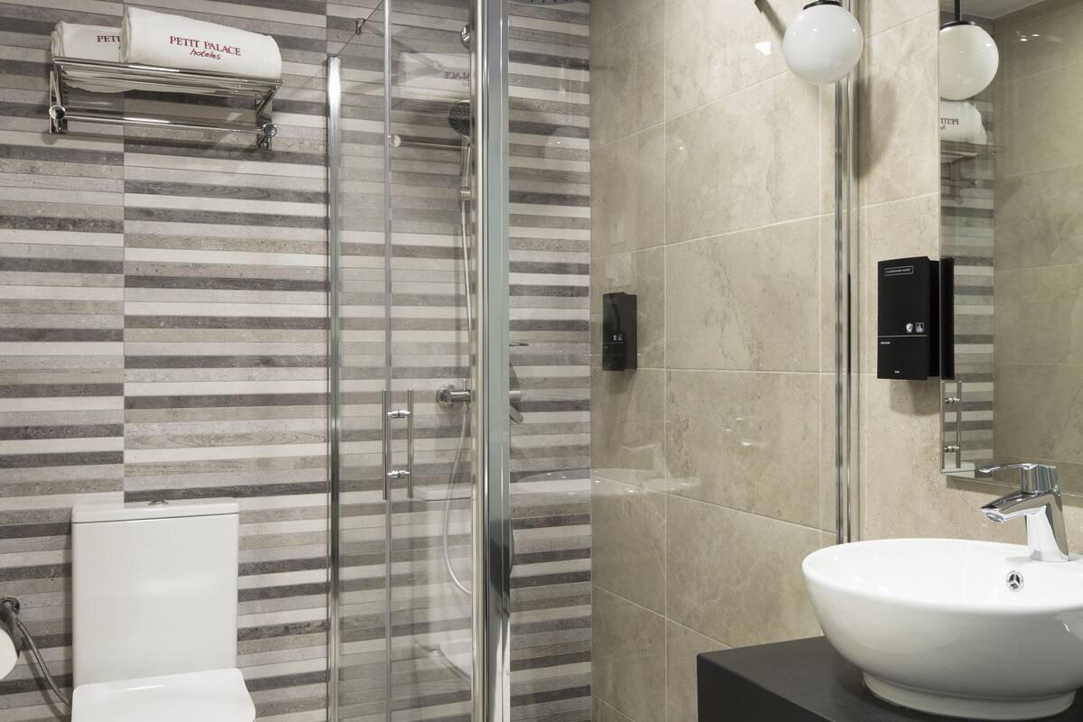 standard double room | bathroom | shower, hydromassage showerhead, free toiletries, hair dryer