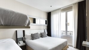 Minibar, safe på rommet, skrivebord og blendingsgardiner