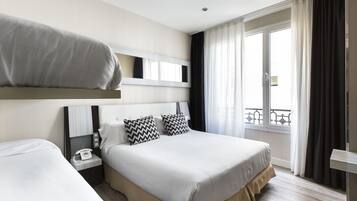 Een minibar, een kluis op de kamer, een bureau, verduisterende gordijnen