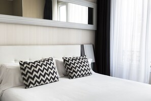 Room for 5 People | Minibar, in-room safe, desk, blackout drapes - Petit Palace Triball (Madrid)