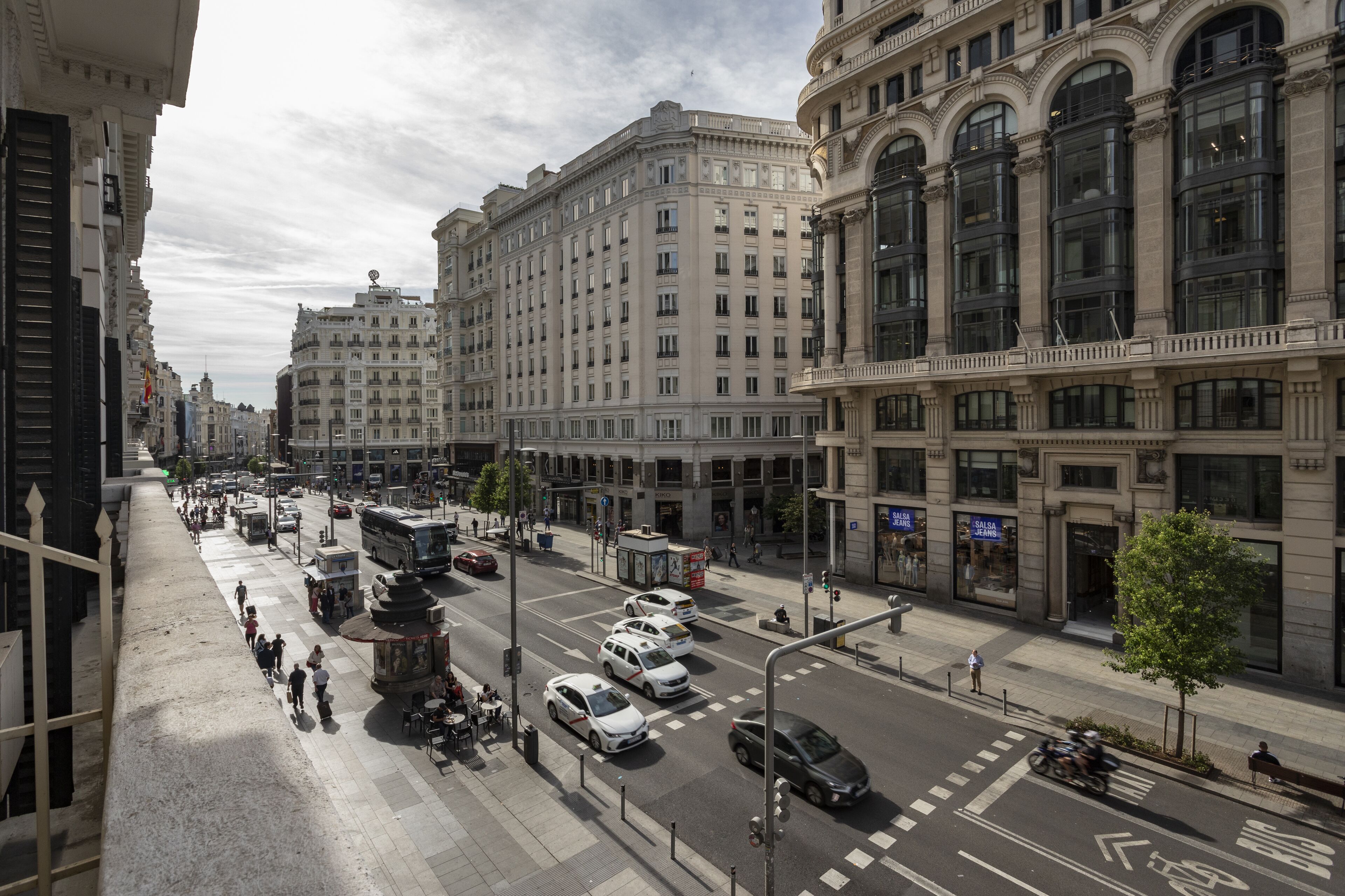 quadruple room, gran via view | 1 bedroom, in-room safe, desk, blackout curtains