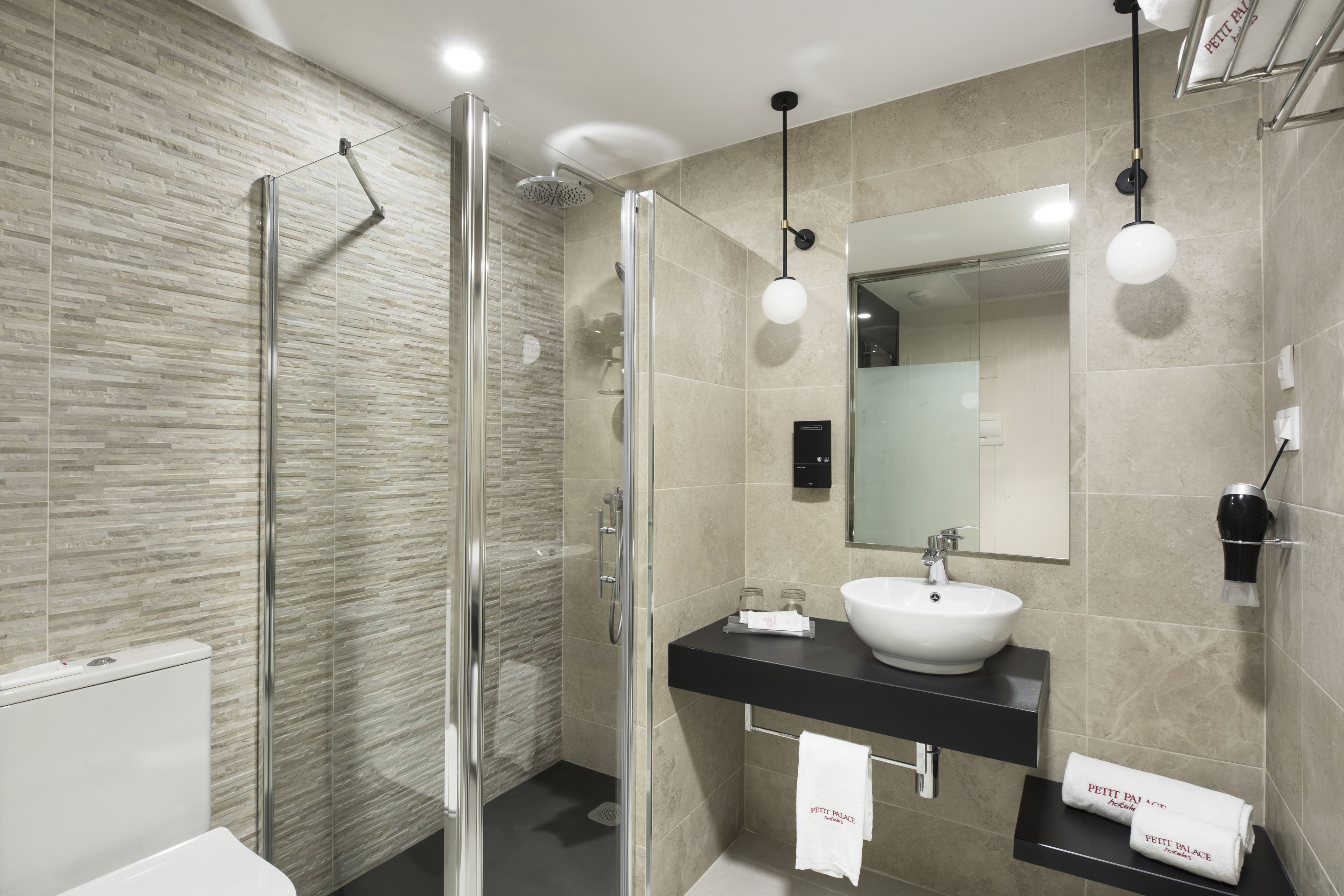 shower, hydromassage showerhead, free toiletries, hair dryer