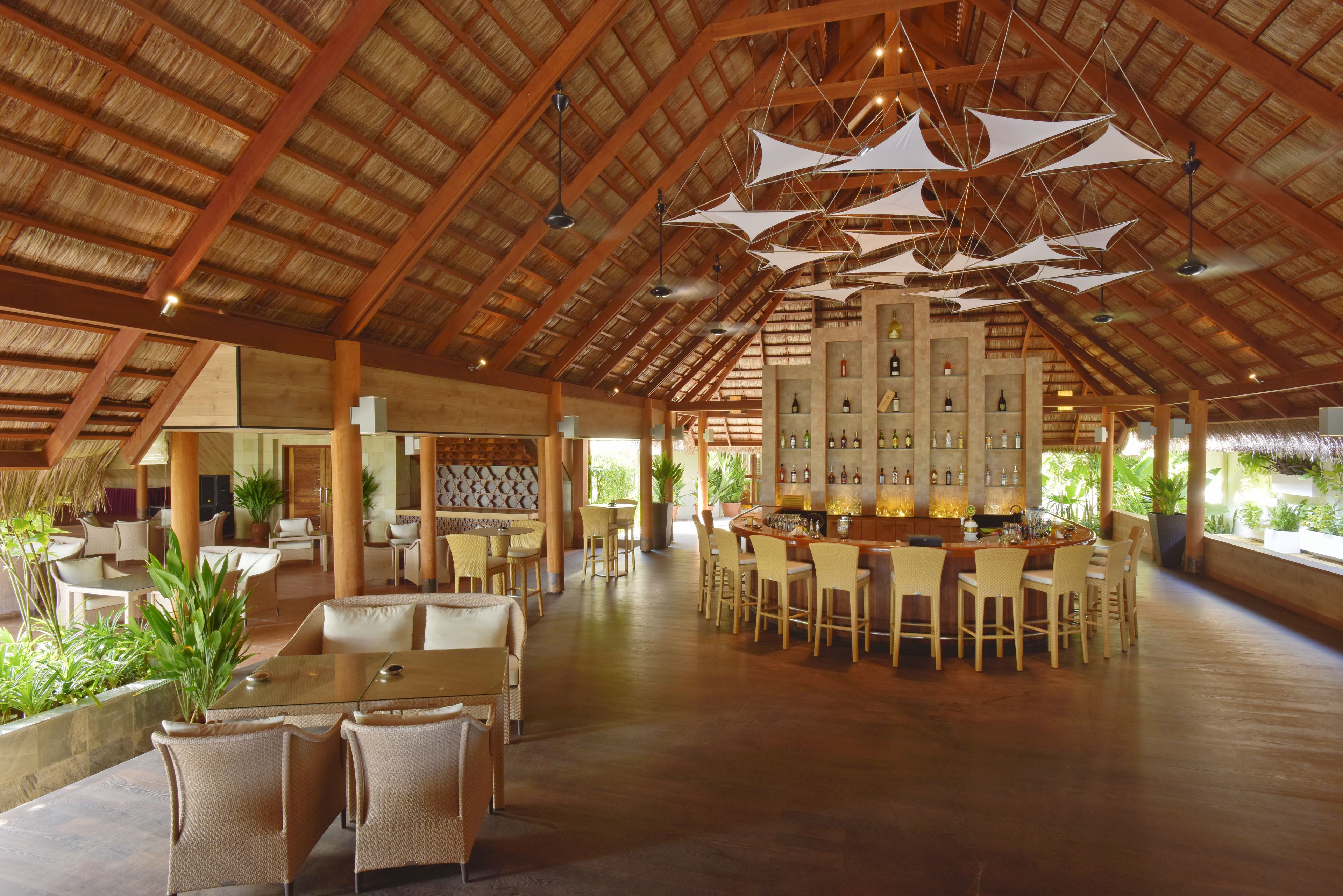 12 restaurants, lunch, dinner served; seafood