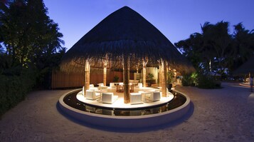 12 restaurantes; se sirve almuerzo y cena; mariscos