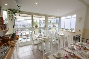 Dagelijks ontbijtbuffet (EUR 7 per persoon)