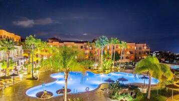 Piscine extérieure, parasols de plage