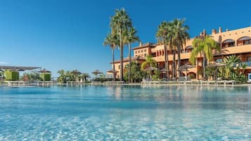 Una piscina al aire libre, sombrillas