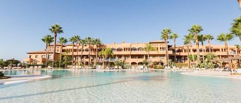 Außenpool, Sonnenschirme