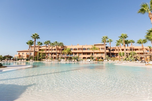 Outdoor pool, pool umbrellas - Pierre & Vacances Estepona (Benahavis)