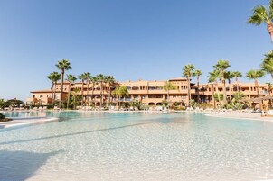 Una piscina al aire libre, sombrillas