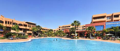 Piscine extérieure, parasols de plage