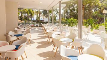 Serveert ontbijt, lunch, diner, internationale gerechten