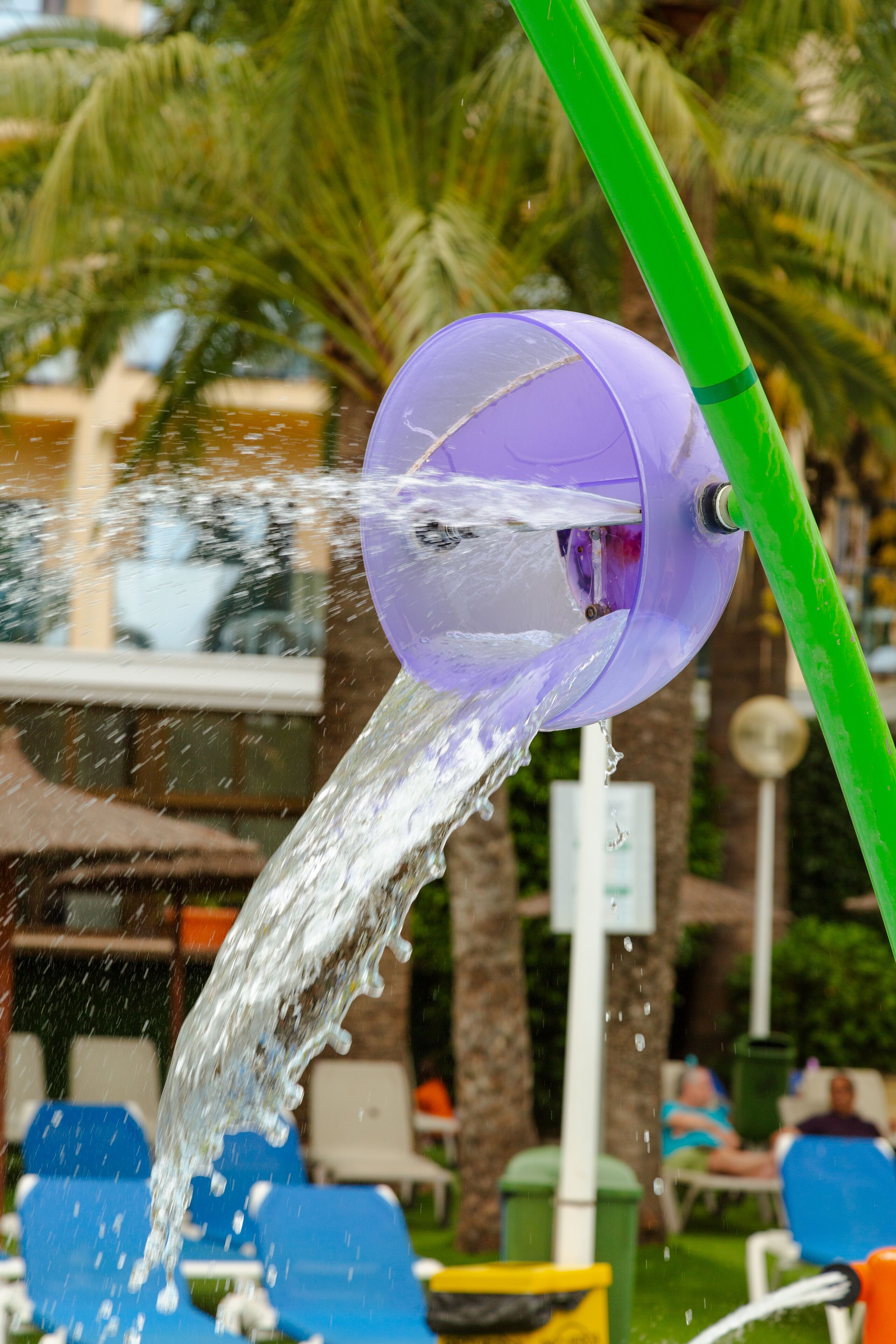 Eine Wasserfontäne, aus der Wasser sprüht.