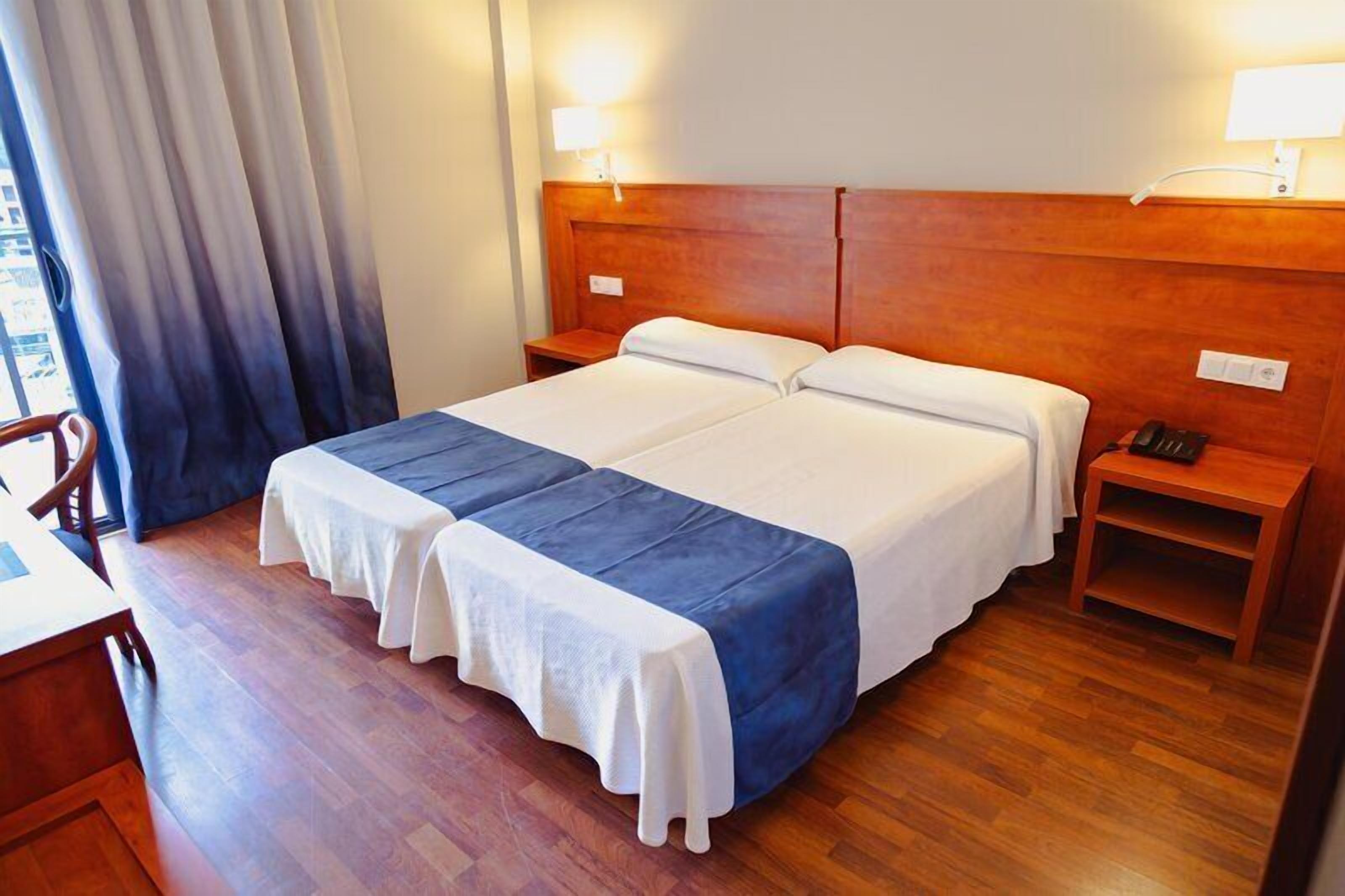 Minibar, bureau, draps fournis
