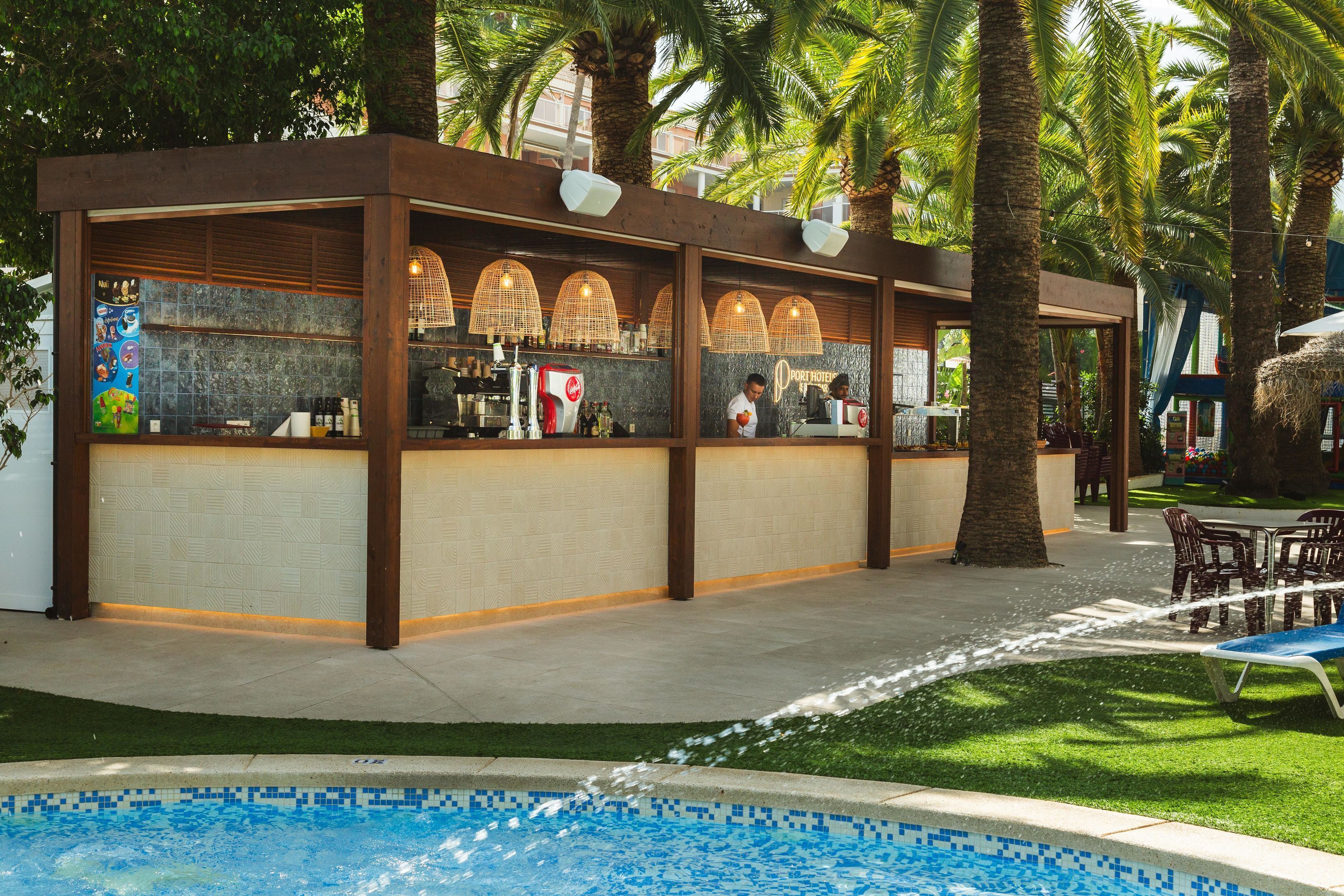 2 bares y bar junto a la piscina