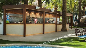 2 bares y bar junto a la piscina