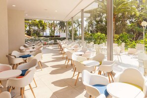 2 间酒吧/酒廊、池畔酒吧