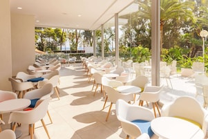 2 bars/lounges, poolside bar