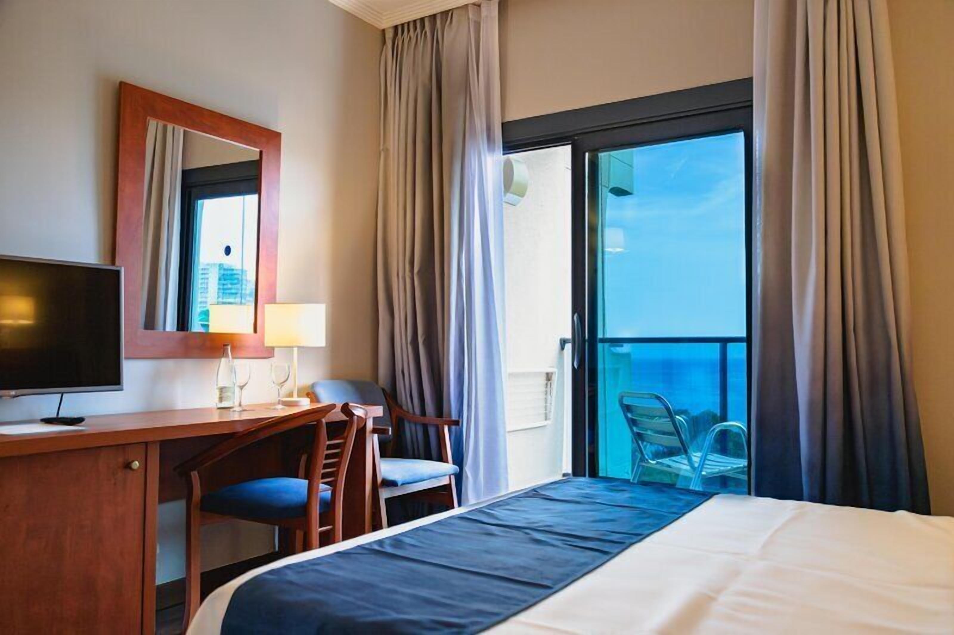 Minibar, bureau, draps fournis