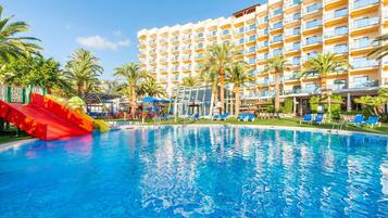 Una piscina cubierta, una piscina al aire libre