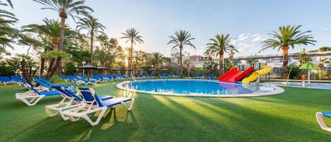 Una piscina techada, una piscina al aire libre