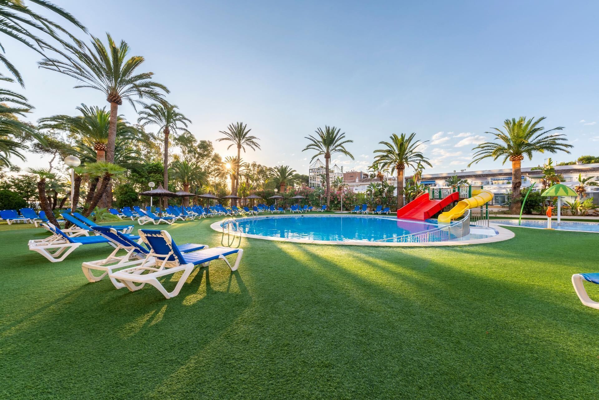 Una piscina techada, una piscina al aire libre