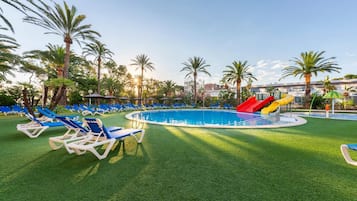 Una piscina techada, una piscina al aire libre