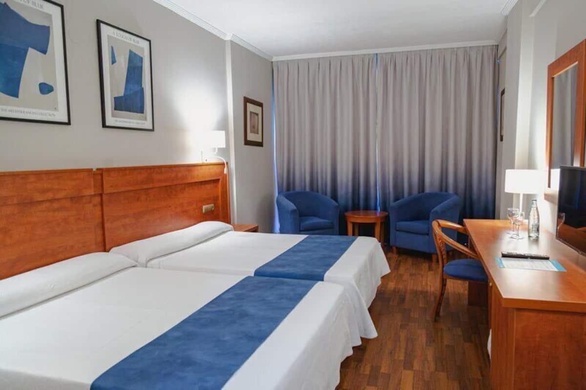 Minibar, bureau, draps fournis