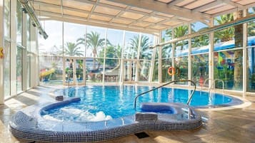 Una piscina cubierta, una piscina al aire libre