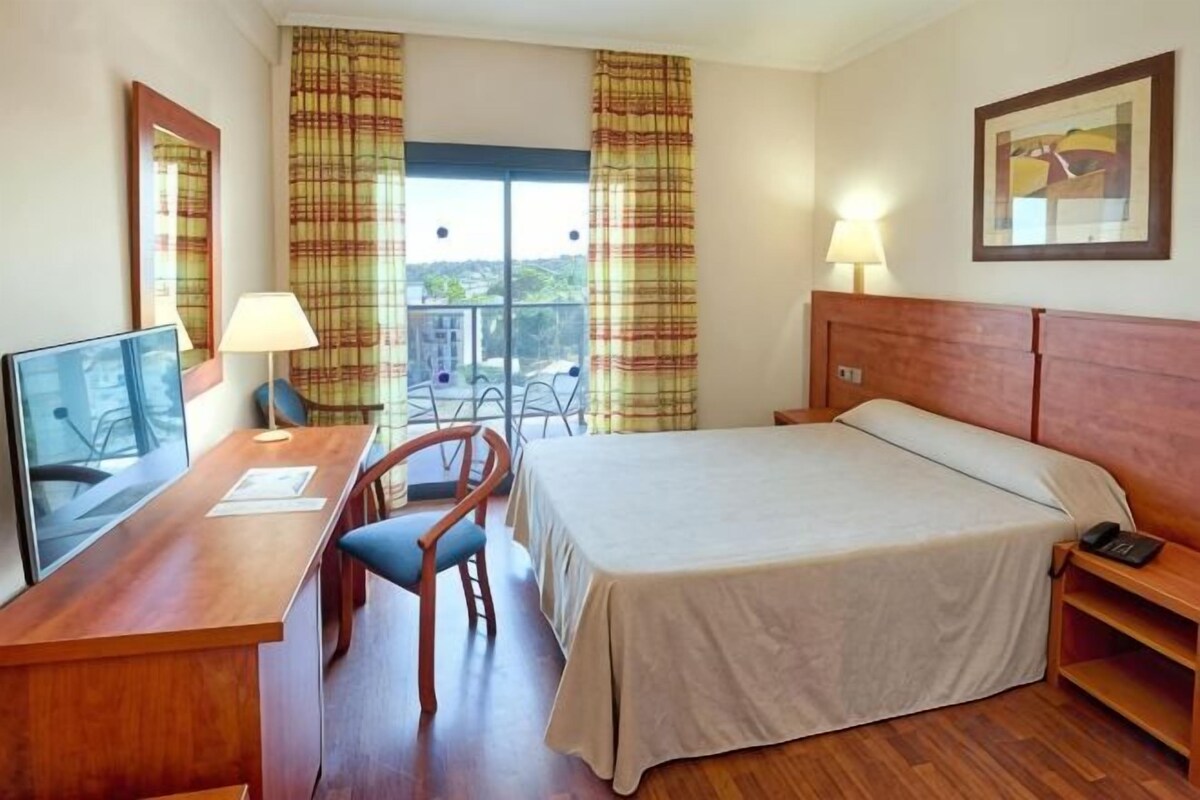Minibar, escritorio y ropa de cama 