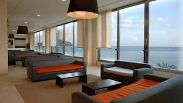 2 bar/dinlenme salonu, havuz kenarı barı