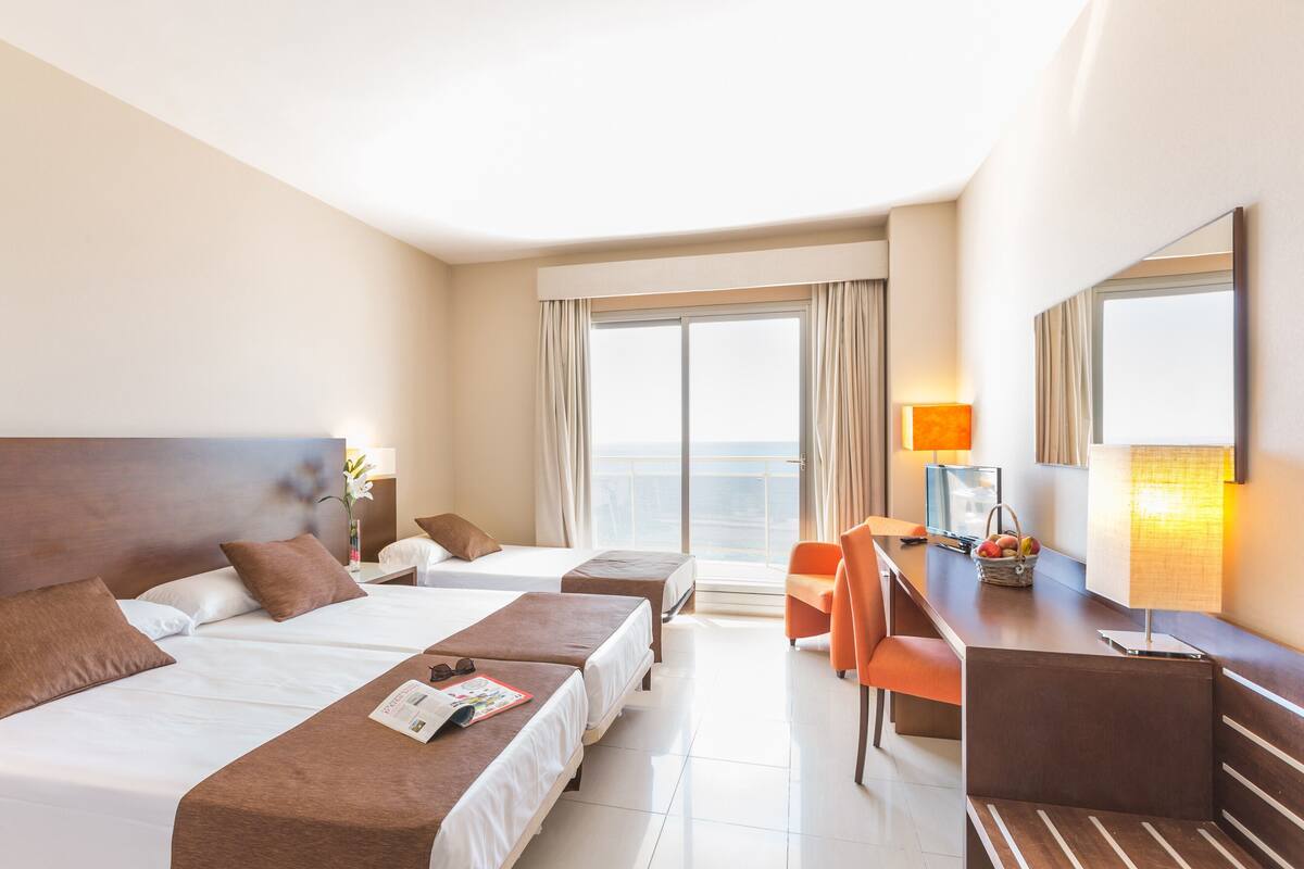 double room, balcony, sea view (+ extra bed) | 1 bedroom, minibar, in-room safe, desk