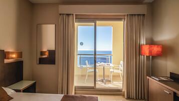 Een minibar, een kluis op de kamer, een bureau, verduisterende gordijnen