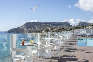 Poolside bar - Hotel Bahía Calpe by Pierre & Vacances (Calpe)