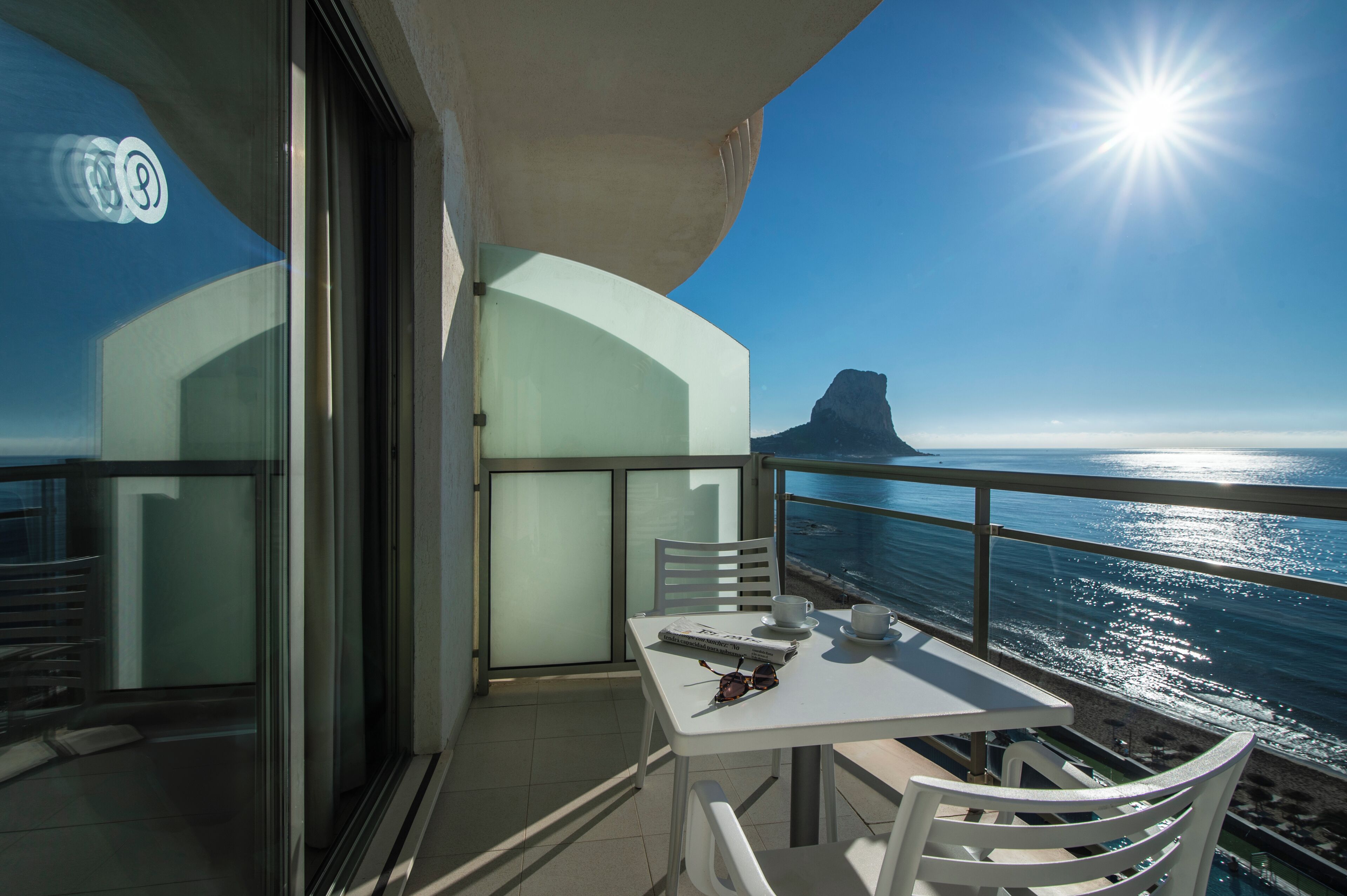 Een minibar, een kluis op de kamer, een bureau, verduisterende gordijnen