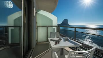 Een minibar, een kluis op de kamer, een bureau, verduisterende gordijnen