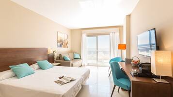 Vierbettzimmer, Terrasse, Meerblick | Minibar, Zimmersafe, Schreibtisch, Verdunkelungsvorhänge