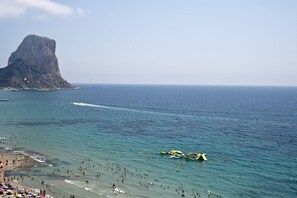 En la playa y playa de arena blanca 