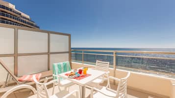 Minibar, coffres-forts dans les chambres, bureau, rideaux occultants