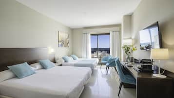 Minibar, caja fuerte, escritorio y cortinas opacas