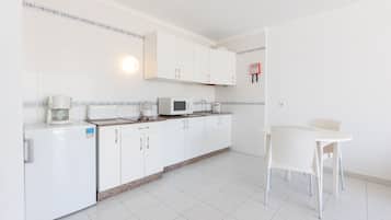 Køleskab, mikrobølgeovn, kaffe-/temaskine, brødrister