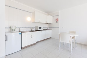 冰箱、微波炉、茶具/咖啡用具、烤面包机