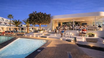 Bar tepi kolam renang