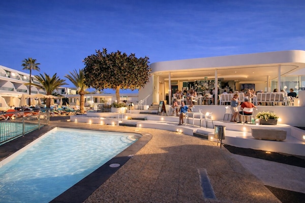 Bar en bord de piscine