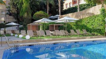 Außenpool, Sonnenschirme, Liegestühle